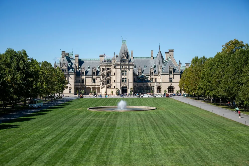 Biltmore Estate and its fountain in Asheville